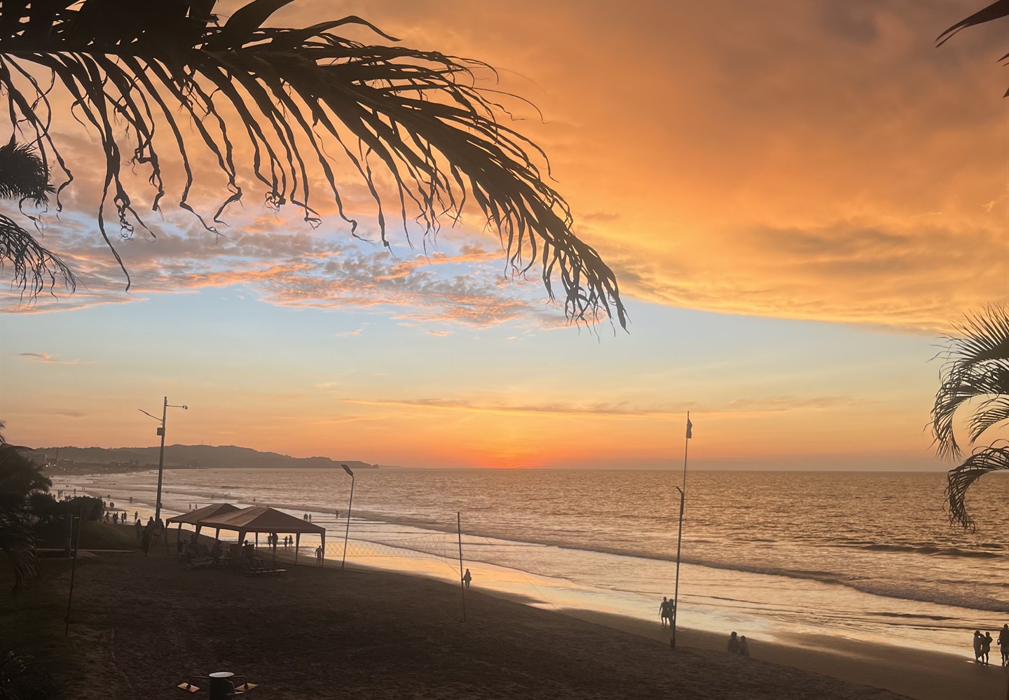 Atardecer frente al mar en Tonsupa desde Ébano Kitchen & Bar