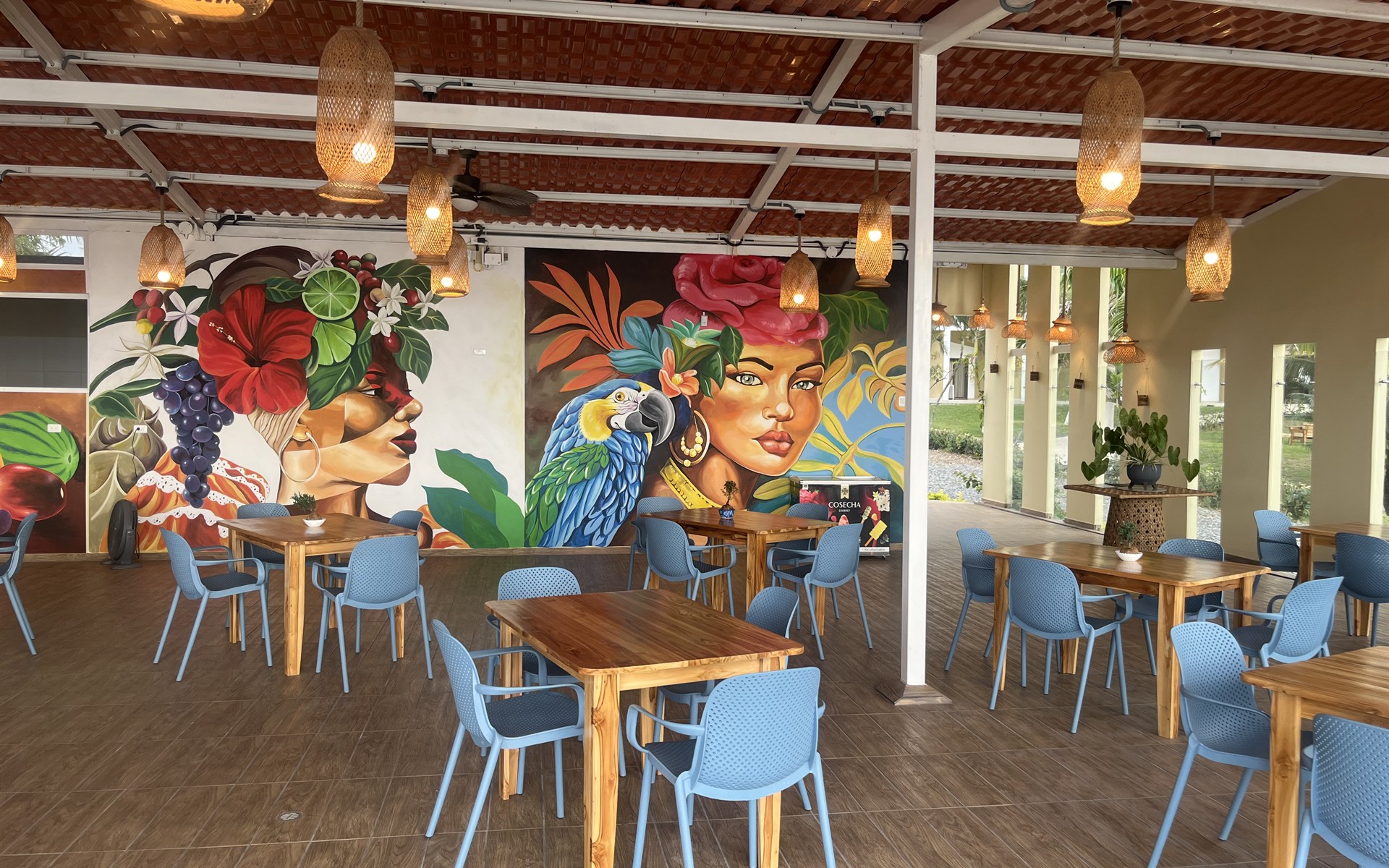 Salón principal y mural esmeraldeño de Ébano Kitchen & Bar