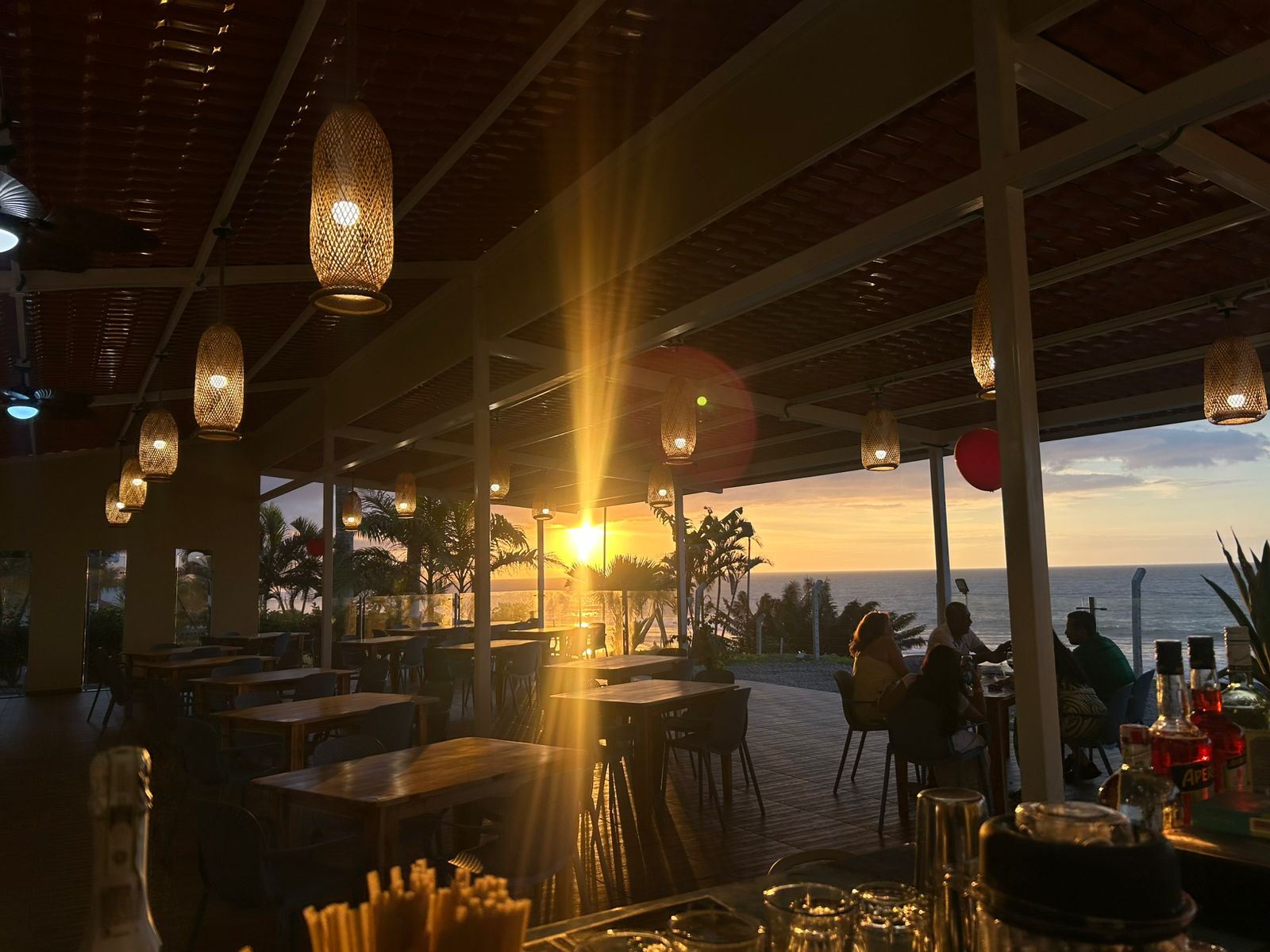 Terraza frente al mar y coctelería en Ébano Kitchen & Bar